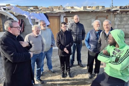 El obispo de Ciudad Real, charlando con un migrante en Atochares, en Níjar.