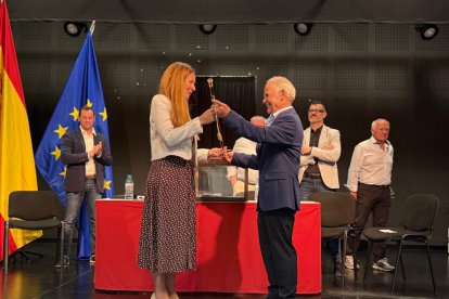 Rafael García entrega el bastón de mando a María del Mar Segura, esta mañana.