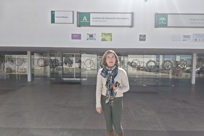 María del Mar Mota, directora del instituto, junto a la entrada principal.