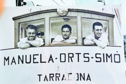 Francisco Simón y sus hermanos, en el barco en el que pescaban la mañana del 17 de enero de 1966, cuando vieron caer la bomba sobre el mar.