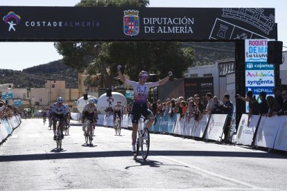 Federica Venturelli (UAE Team-ADQ) se corona en Tabernas La joven corredora italiana derrota en un reducido sprint a Arlenis Sierra (Movistar) y Jasmin Liechti (Nexetis).
