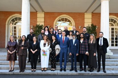 Noelia Cortés, junto a Pedro Sánchez, tras el acto Gelem Gelem que presentó la almeriense en Moncloa.