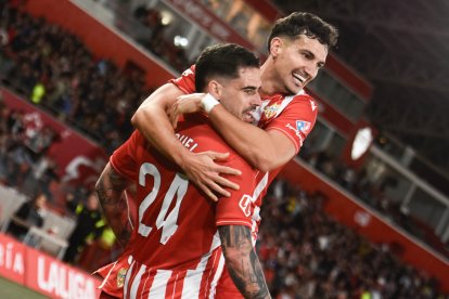 Álex Muñoz se abraza a Miguel de la Fuente.