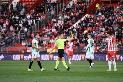 Hasta que pita el árbitro estado de alerta en el Almería.