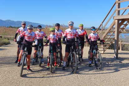 Alcalde y miembros del Club Ciclista Ciudad de Vera durante una de las rutas.