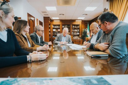 Firma del acuerdo entre el Ayuntamiento y la Cofradía del Cristo de la Buena Muerte