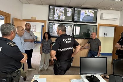 Encuentro entre el alcalde y el concejal con agentes en la Jefatura de Policía de Huércal-Overa.