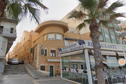 El edificio visto desde el Paseo Marítimo.