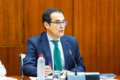 (Foto de ARCHIVO)
El consejero de Justicia, José Antonio Nieto, en la comisión parlamentaria del 10 de enero de 2026.

REMITIDA / HANDOUT por JOAQUIN CORCHERO / PARLAMENTO DE ANDALUCIA
Fotografía remitida a medios de comunicación exclusivamente para ilustrar la noticia a la que hace referencia la imagen, y citando la procedencia de la imagen en la firma
10/2/2026