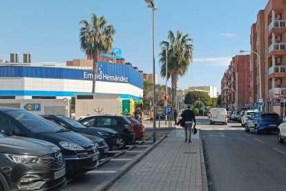 Los servicios sanitarios y efectivos de la Policía Local asisten a la mujer de la calle Lentisco.