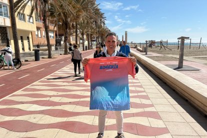 Javier Belver posa con la camiseta de la Media Maratón de Almería 2026 en el Paseo Marítimo por donde de nuevo pasará la carrera el domingo día 12 de abril.