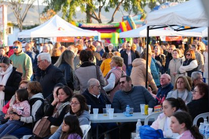 Vecinos celebran la Plaza Juan Antonio Lozano en Campohermoso.