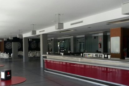 Interior de la cafetería del edificio central de la Universidad de Almería