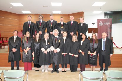 Foto de familia de las nueva juramentadas como abogadoas.