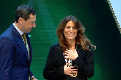 Momento de la entrega de la Medalla de Andalucía a Ana Requena por parte de Juanma Moreno.