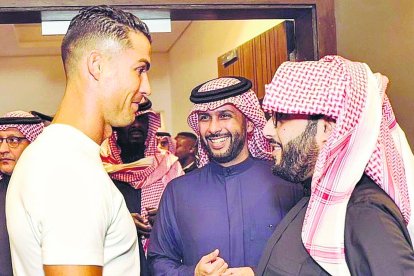 Cristiano Ronaldo junto a Mohammed Al-Khereiji y Turki Al-Sheikh en Arabia Saudí.
