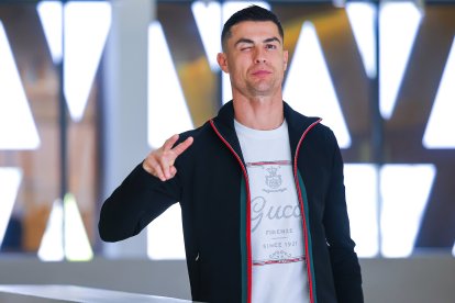 La grada del Estadio de los Juegos Mediterráneos sueña con ver a Cristiano Ronaldo en el palco al lado del presidente Mohamed Al Khereiji.