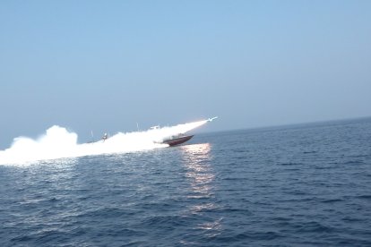 Tropas de la República de Irán bloquean el paso del Estrecho de Ormuz.