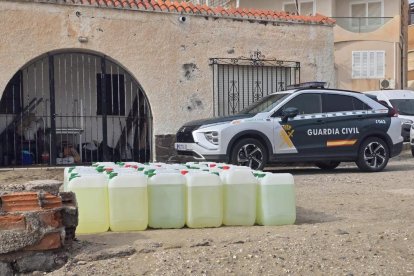 Garrafas de combustible en San José.