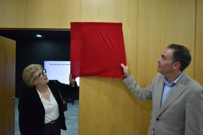 La sala audiovisual recibe el nombre de Gabriel Martínez Guerrero.