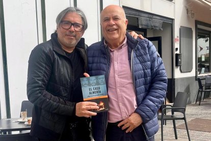 Paco Molina con el libro en sus manos ya firmado por Antonio Torres.