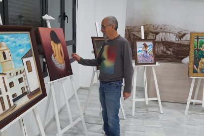El profesor Diego Fábrega durante el montaje de la exposición.