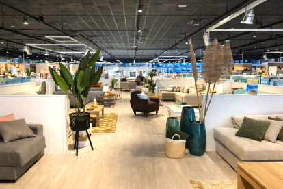 La gran superficie de exposición de Centro Hogar Sánchez en Almería.