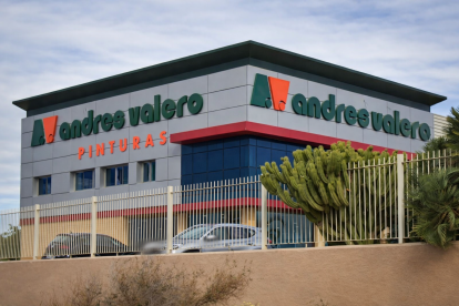 El tan reconocido cartel de Pinturas Andrés Valero en su sede en Vera.