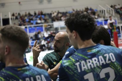 El técnico sevillano sitúa como clave no solo controlar a Miguel Ángel Martínez, “su opuesto lleva siendo un referente en todos los partidos”, sino en vigilar al resto porque “cualquiera de ellos puede tener su día”.