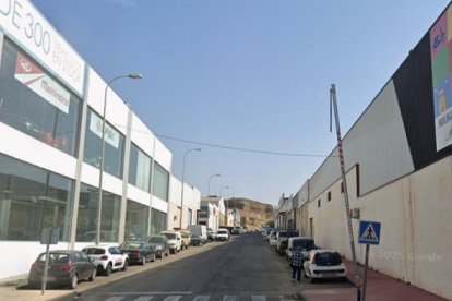 Calle Sierra de las Estancias, en Viator, donde se ubica la nave en la que ha muerto el joven de Gádor.