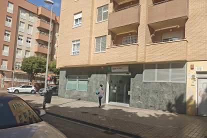 El centro de salud Alborán se encuentra en la calle Las Alpujarras de Almería.