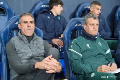 Garitano y Patxi Ferreira en su último partido al frente del Cádiz.