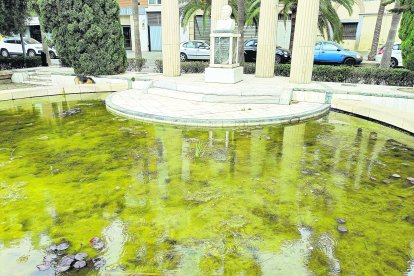 El estanque ante el busto de don Nicolás Salmerón tiene una dejadez de años.