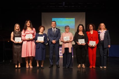 El alcalde junto con las premiadas en esta edición