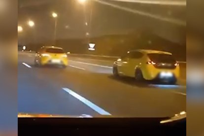 Imagen de archivo de dos vehículos involucrados en una carrera ilegal