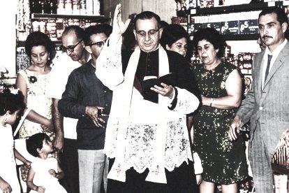 Los alrededores del Mercado olían al café  recién tostado de la casa ‘Café Ortega’. En la imagen, un momento de la bendición de la tienda en agosto de 1966.