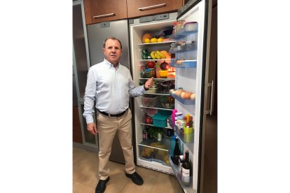 Jerónimo Parra junto a su nevera familiar.