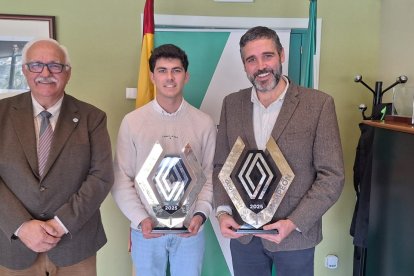 El delegado de Cultura recibe al joven piloto almeriense Francisco Puertas.