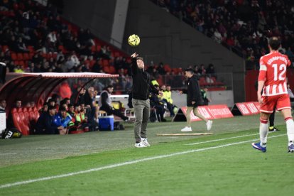 Al entrenador del Almería solo le falta saltar al campo con sus jugadores.