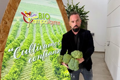 Francisco Montoya, con el brócoli bio en la sede de Campojoyma