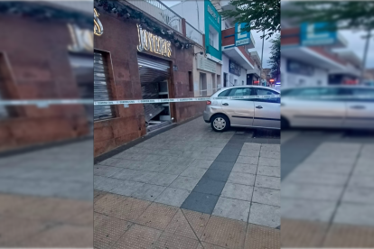 Imagen de la joyería en la que han robado por medio del alunizaje.