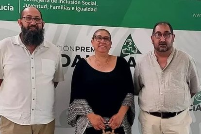 Antonio Torres, tesorero; Josefa Torres, presidenta; y Salvador Ayala, secretario general de la Federación Gitana Andaluza y Almeriense.