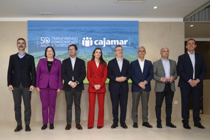 La Reina doña Leticia junto al consejero de Agricultura, la secretaria de Estado de Agricultura, el alcalde de El ejido, el presidente de Cajamar, el director de Sostenibilidad de Cajamar, el presidente de Diputación y el subdelegado del Gobierno.