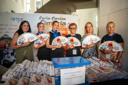 Imagen de archivo de los abanicos de la Feria de Almería del pasado año 2025.