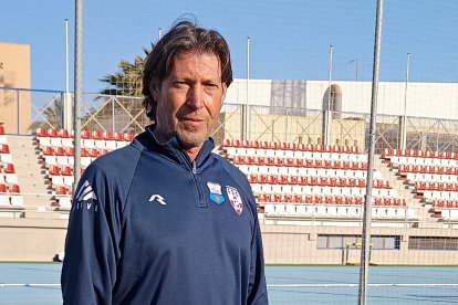 Paco Luna (54 años), se lo pasa en grande entrenando con los niños en la Escuela EDA. Almería ya es su casa.