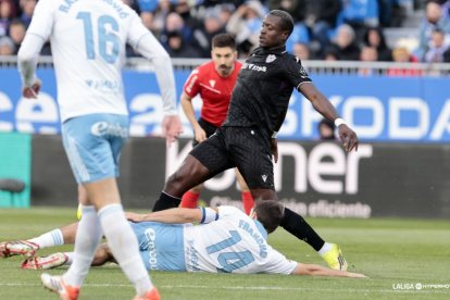 Lopy en una de las jugadas del Zaragoza-Almería.