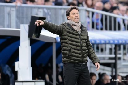 El míster del Almería dando instrucciones en la banda del Ibercaja Estadio.