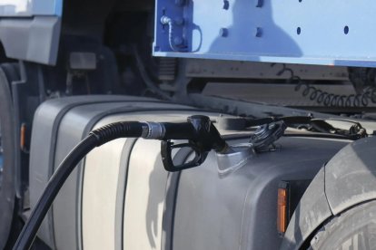 Un camión reposta combustible en una gasolinera.