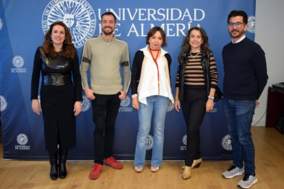 Inmaculada López, directora de la Unidad de Igualdad; Rubén Frías, director de Digo!Fest; María del Mar Ruiz, vicerrectora de Cultura y Sociedad; Elisa Álvarez, jefa de los servicios de Cultura de la UAL, y Carlos Vives, director de LaOficina Producciones.
