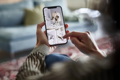Usuario con la app de IKEA Home abierta en su móvil